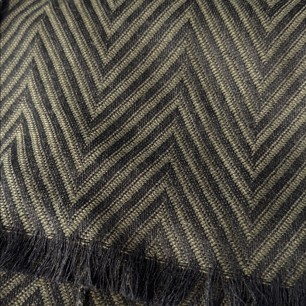 NWT Gianfranco Ferre Wool Silk Blend Wrap Chevron Print Scarf - Picture 4 of 4